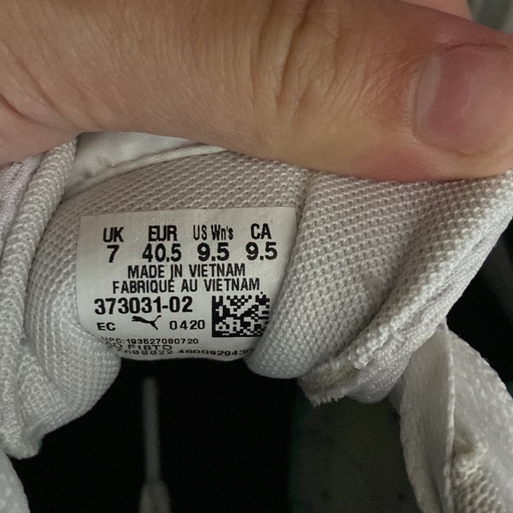 *SOLD* Puma sneakers - Picture 4 of 7